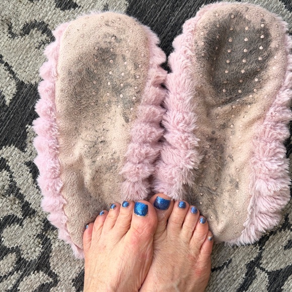 Ladies women's pink fuzzy slippers loved used w0rn soft ready feet foot toes - Picture 3 of 8